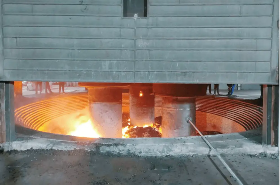 Multi-electrode ferrosilicon smelting furnace equipment